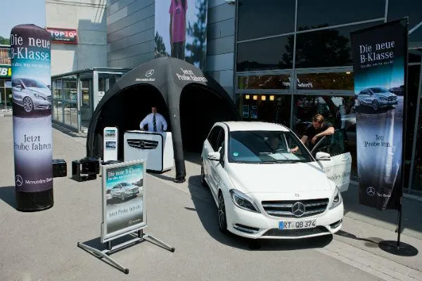 Bild: Die neue B-Klasse fährt mit Display-Max