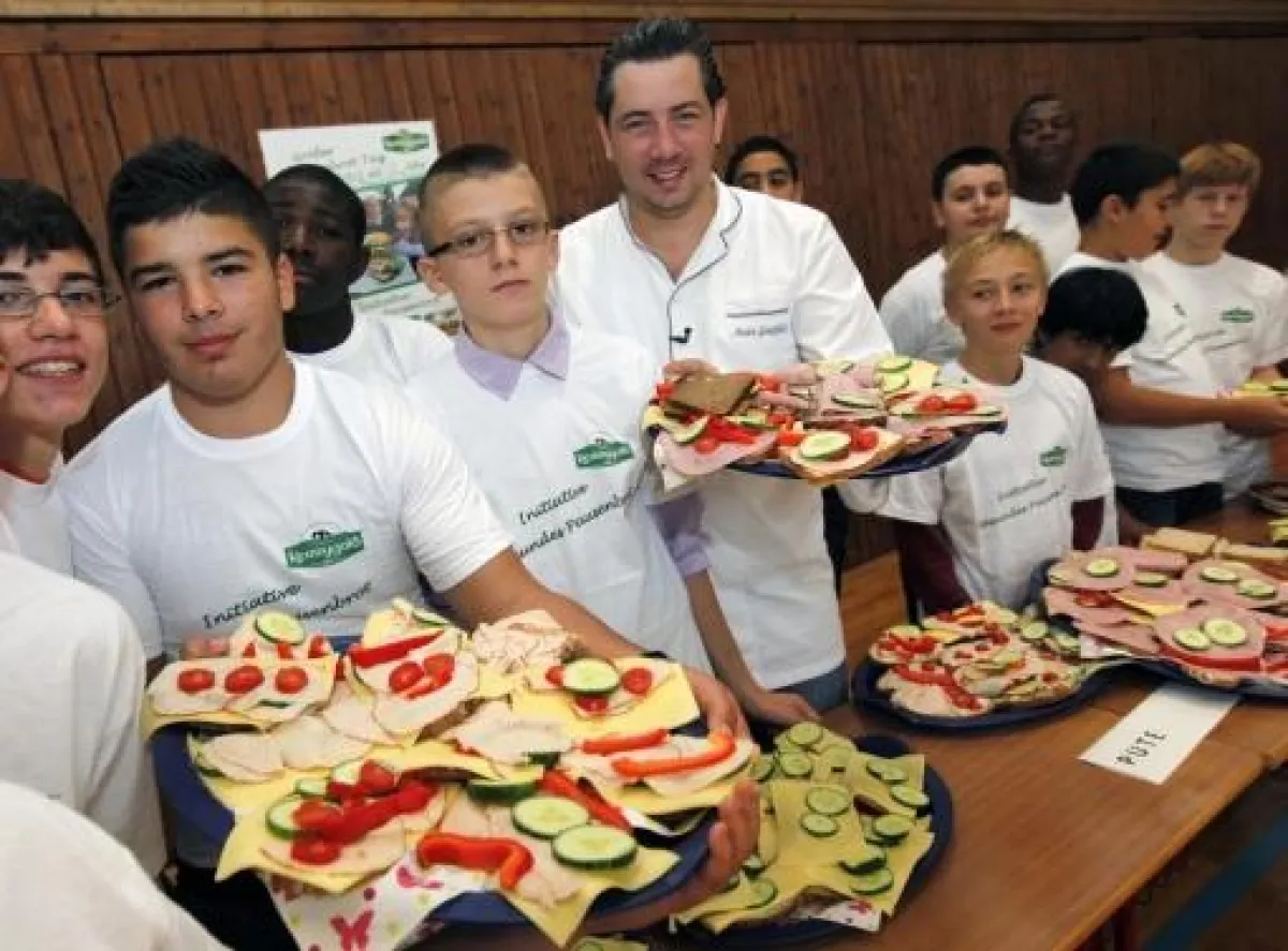 Kinder der Sophienschule mit Sternekoch André Großfeld beim Verkauf der gesunden Pausenbrote.