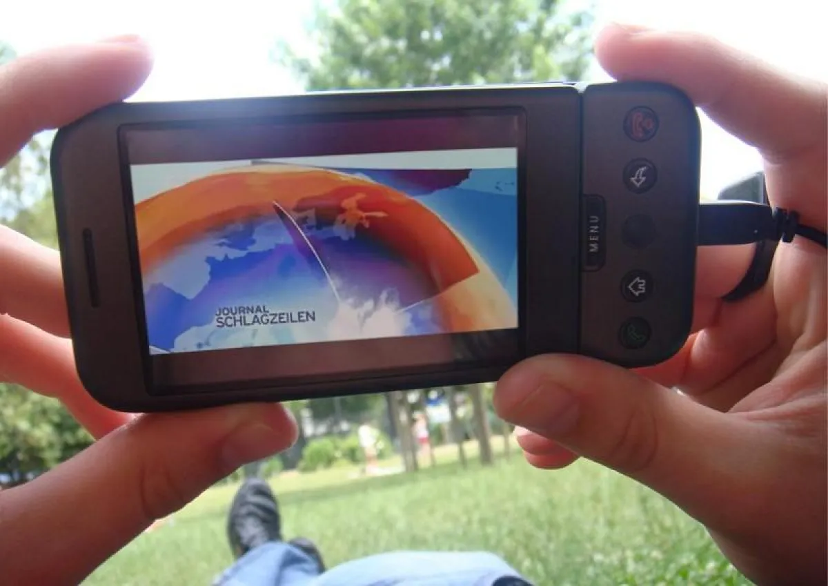 Egal ob im Park oder an der Haltestelle: Mit dailyme hat man Unterhaltung und Information überall dabei