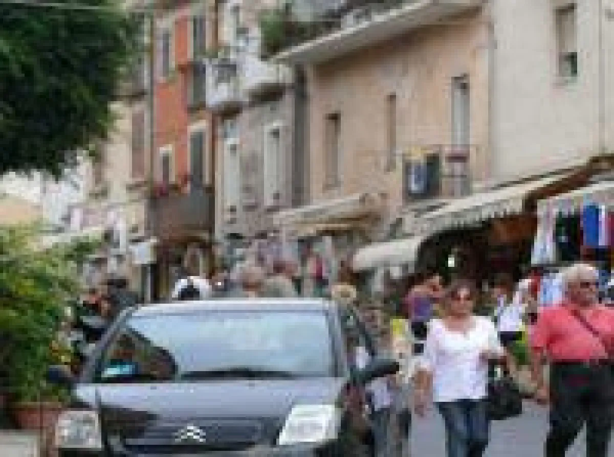 Mann wird mit Geliebter durch einen Detektiv fotografiert