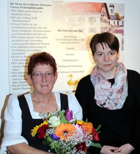 Bild: Landgasthof Zum Goldenen Schwanen in Frankenried im Allgäu bedankt sich bei langjährigen Mitarbeitern.