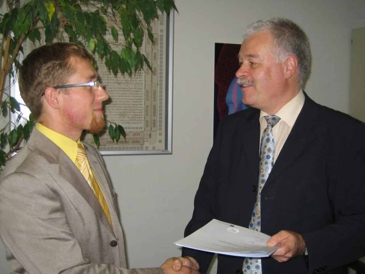 Aus den Händen von Prof. Dr. Reinhard Janker (re.), Ohm-Hochschule Nürnberg, erhielt Tobias Pirke (li.) als erster Absolvent des Masterstudiengangs