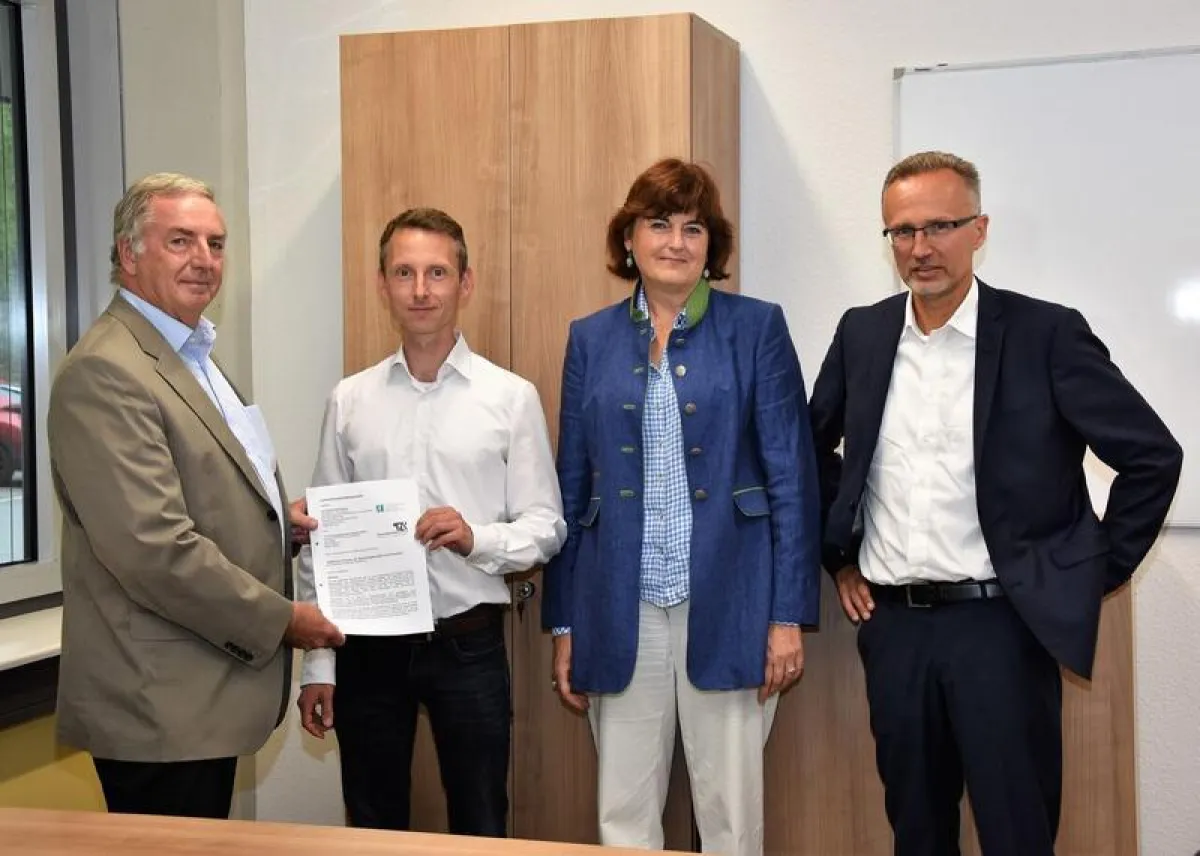 Prof. Dr. Dietrich Holz, Jan Hagge, Dr. Anke Hülster und Prof. Dr. Martin Kaschny in einem der neu eingerichteten Inkubatorräume im TechnologieZentrum Koblenz.  ( PR-Cornel Schlüter)