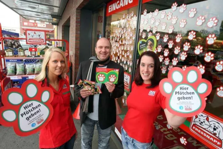 Bild: Fressnapf gibt Pfötchen - 100.000 Euro für den Tierschutz