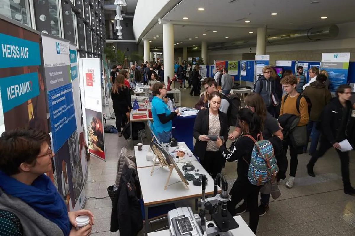 Die drei Hochschulstandorte boten im Foyer sowie in den Laboren und Vortragsräumen ein abwechslungsreiches Progra (Foto: Hochschule Koblenz / Thomas Frey)