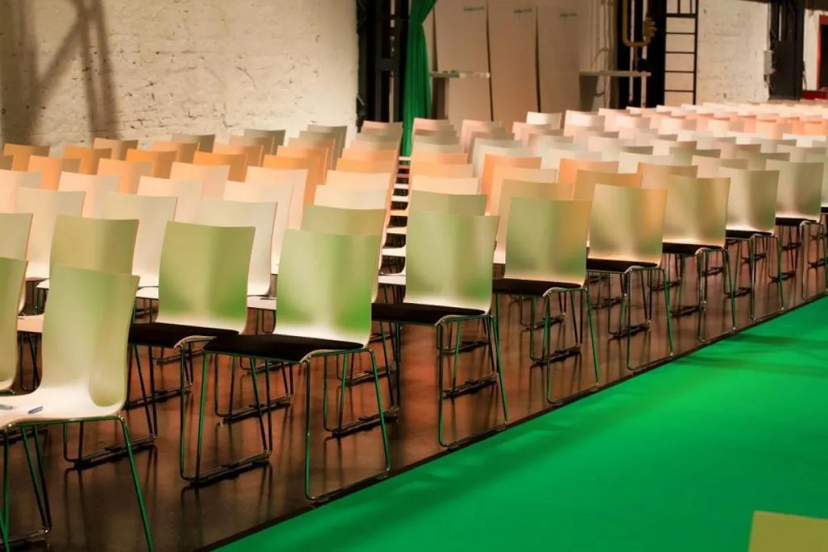 Das grün ausgeleuchtete Areal Böhler und die neuen Konferenzstühle ‚Chairik’ von Party Rent