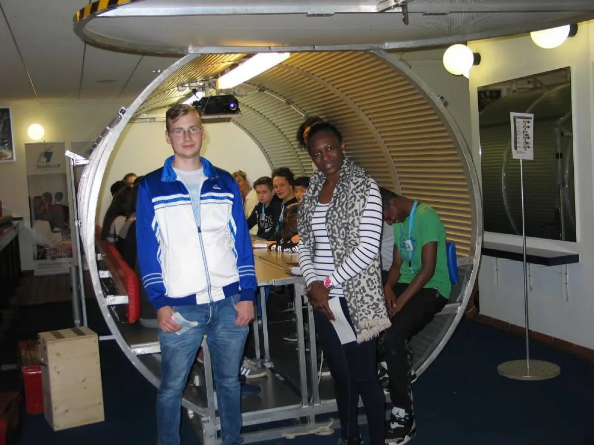 CJD Auszubildende Christian Friesen und Suzanne Diawara im Zeittunnel