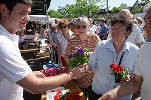 Zum Muttertag auf den Marina-Markt - Duisburger FrischeKontor beschenkt die Mütter mit einem Blümchen Bild: Zum Muttertag auf den Marina-Markt - Duisburger FrischeKontor beschenkt die Mütter mit einem Blümchen