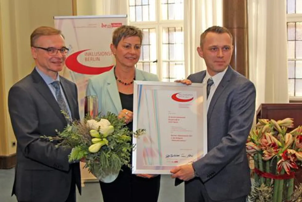 Senatorin Elke Breitenbach und Franz Allert zeichnet Christoph Kazmierczak aus