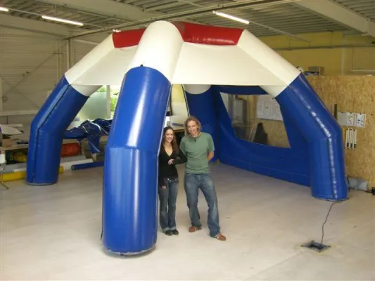 Neues Midi-Size aufblasbares Zelt von EVOLUTION für Road-Shows und POS-Aktionen in Serienproduktion Bild: Neues Midi-Size aufblasbares Zelt von EVOLUTION für Road-Shows und POS-Aktionen in Serienproduktion