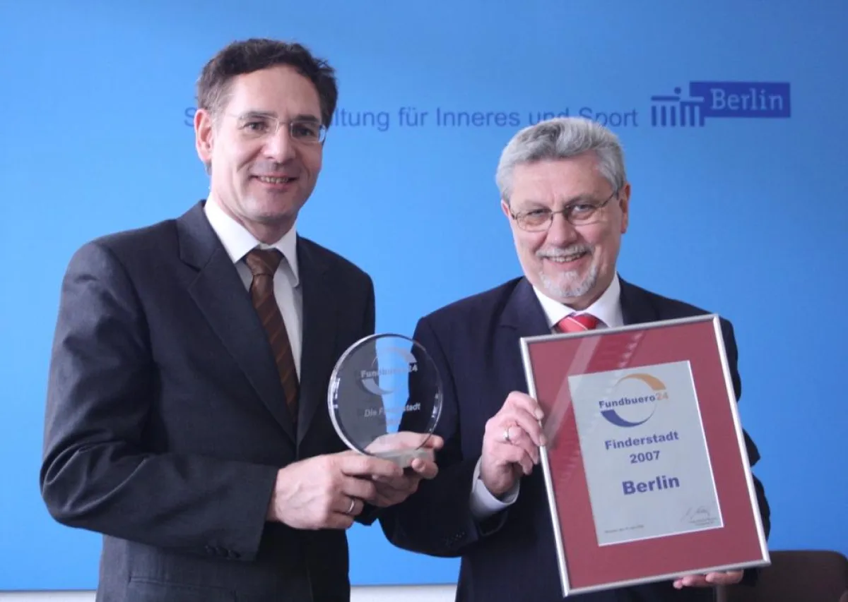 Udo Rienaß (re), Leiter der Abteilung Zentraler Service der Senatsverwaltung für Inneres und Sport  Berlin, Franz-Rudolf Borsch, Gründer Fundbuero24 (li)