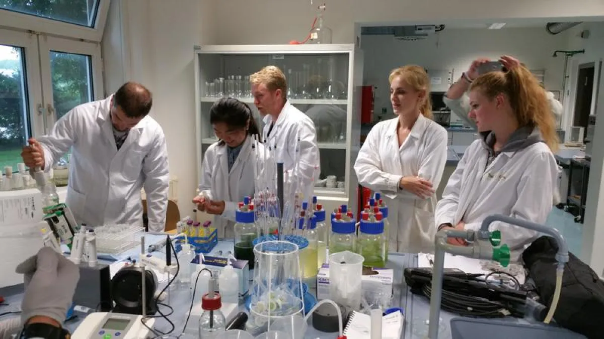 Studierende bei der Laborarbeit zur Ermittlung der Parameter der Wasserqualität und im Computer Labor. ()