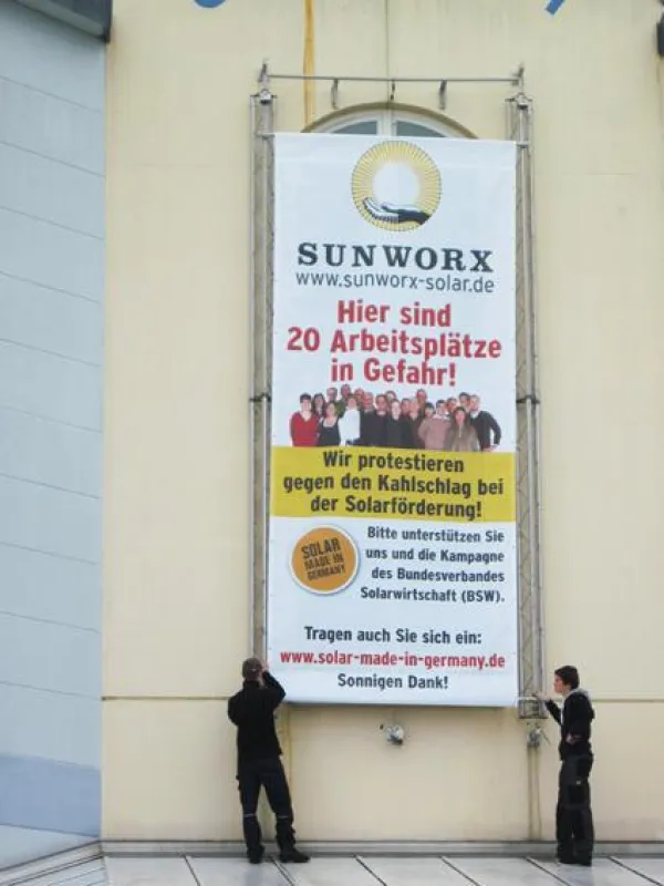 Plakataktion am SUNWORX-Solar Firmensitz