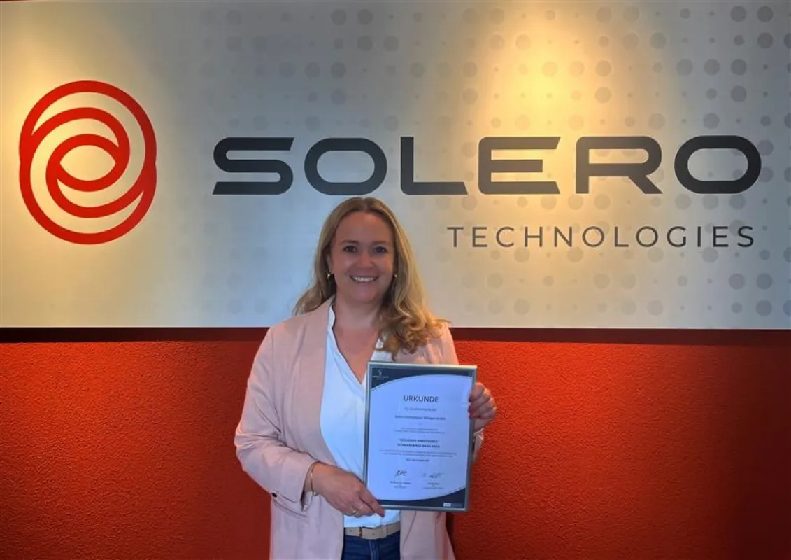 Katharina Mutz, HR-Managerin bei Solero Technologies, mit der Auszeichnung „Gesunder Arbeitgeber
