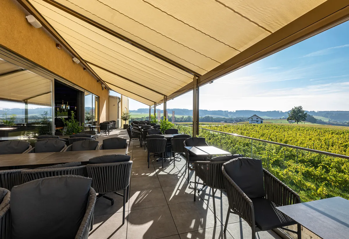 Markisenanlagen machen die Außengastronomie der Eventlocation „Weinwerk“ wettersicher. (© markilux)