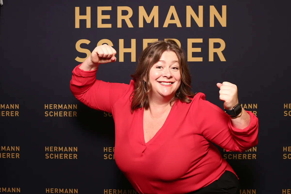 Felicitas Binninger holt sich den Excellence Award beim Internationalen Speaker Slam (© Christina Pörsch & Nedjo Radic)
