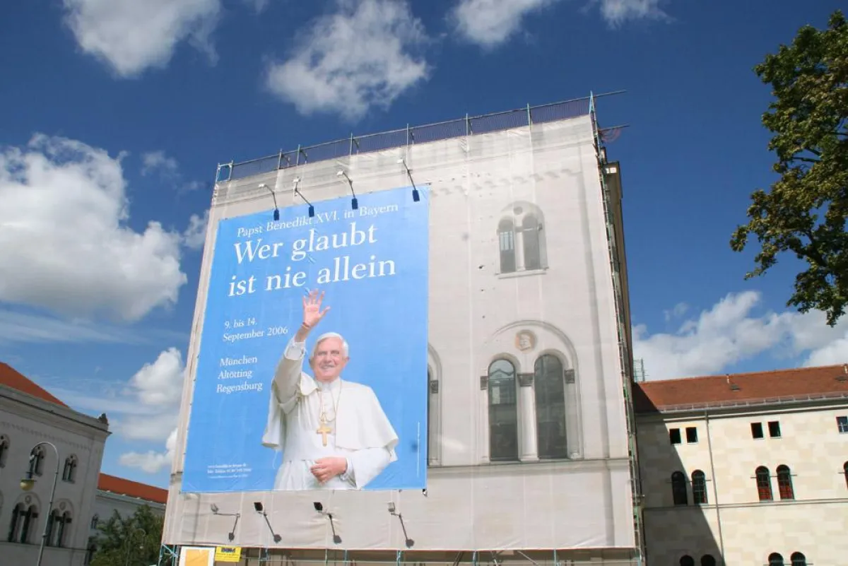 Papstplakat am Herzoglichem Georgianum und CADU, München