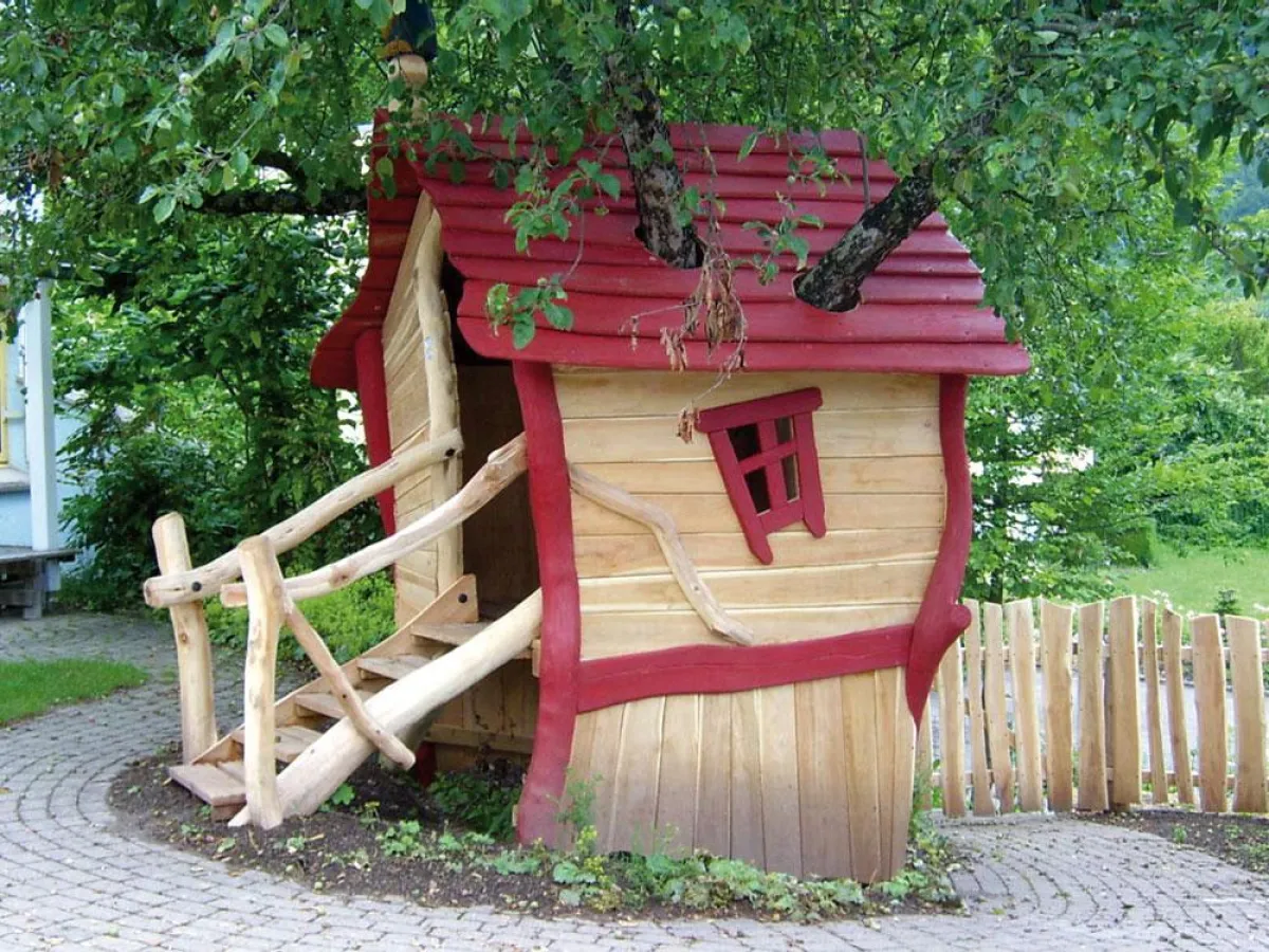 Kindertraum Baumhaus – es muss nicht immer in schwindelnder Höhe sein. Foto: spielart GmbH