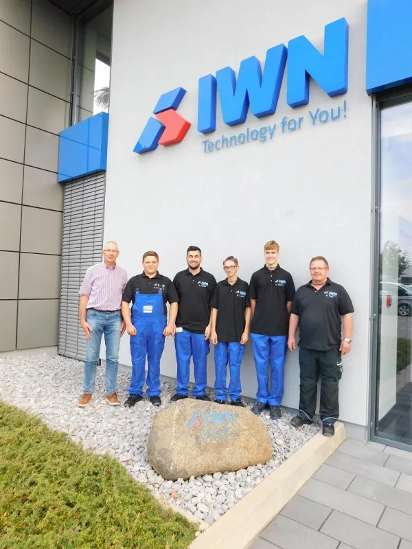 IWN-Inhaber Reinhold Schulte, Ausbildungsleiter Holger Popp und die angehenden Zerspanungsmechaniker