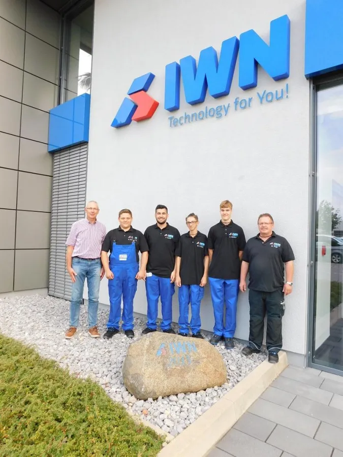 IWN-Inhaber Reinhold Schulte, Ausbildungsleiter Holger Popp und die angehenden Zerspanungsmechaniker