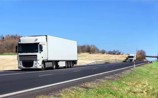 LKW-Transport von hängenden Textilien aus Usbekistan erobert den deutschen Markt Bild: LKW-Transport von hängenden Textilien aus Usbekistan erobert den deutschen Markt