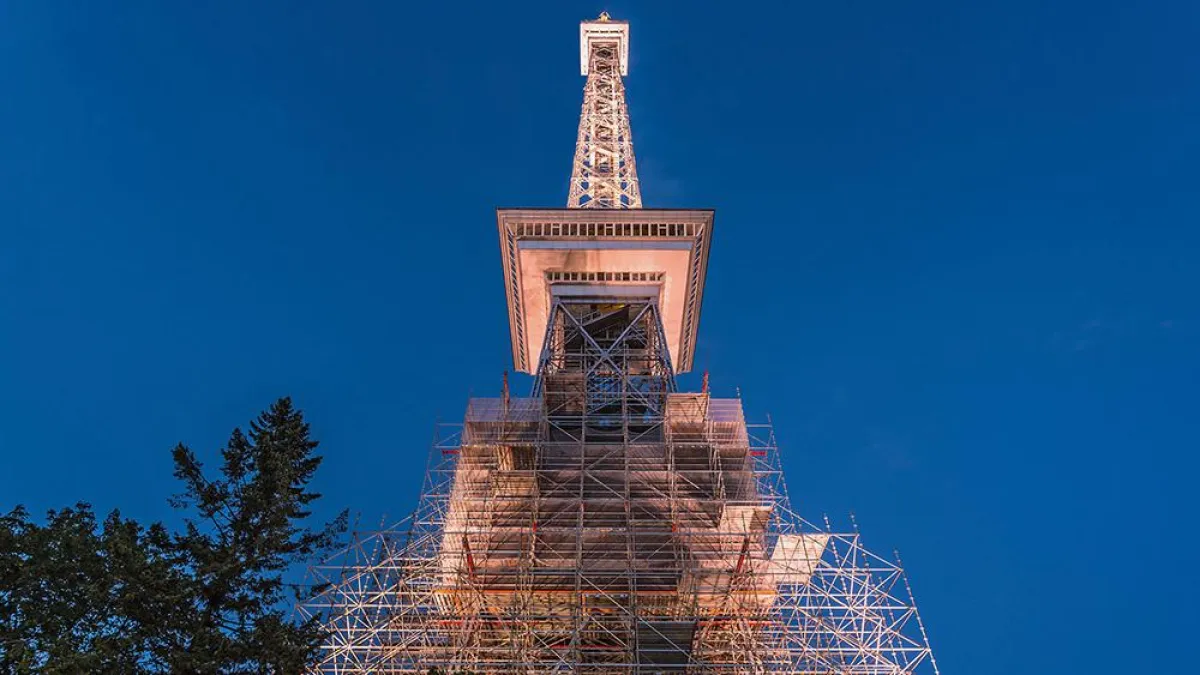Der Berliner Funkturm wurde 2018 bis zur Restaurantkanzel in knapp 50 m Höhe aufwändig saniert.