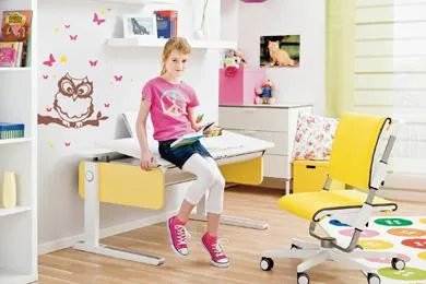 Bild: Gute Haltung gegen Schulkopfschmerz mit ergonomischen Schülerschreibtischen von moll