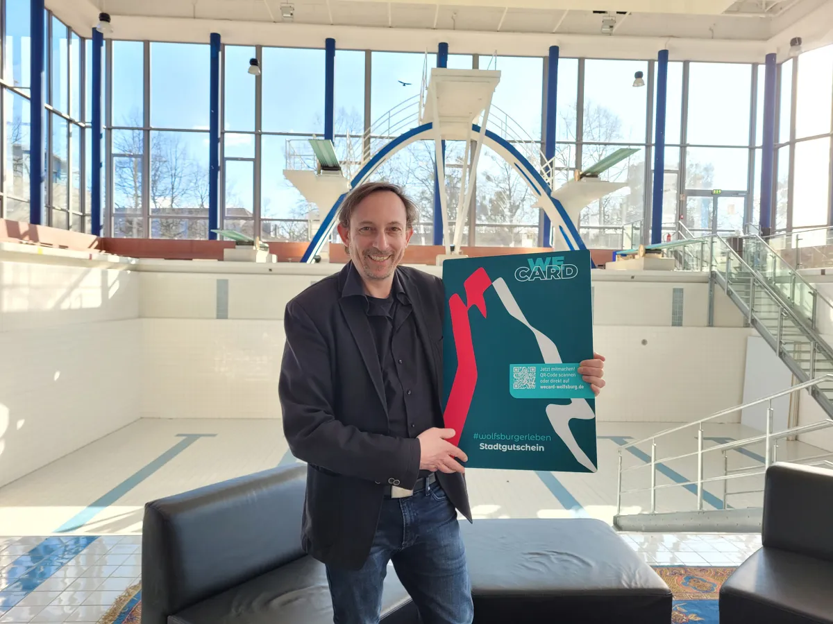 Geschäftsführer Andreas Plate ist mit dem Hallenbad Partner der WeCard (© WMG Wolfsburg)