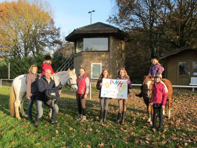 Bild: Herbrand unterstützt den Reitverein Elten e.V. mit neuen Sätteln