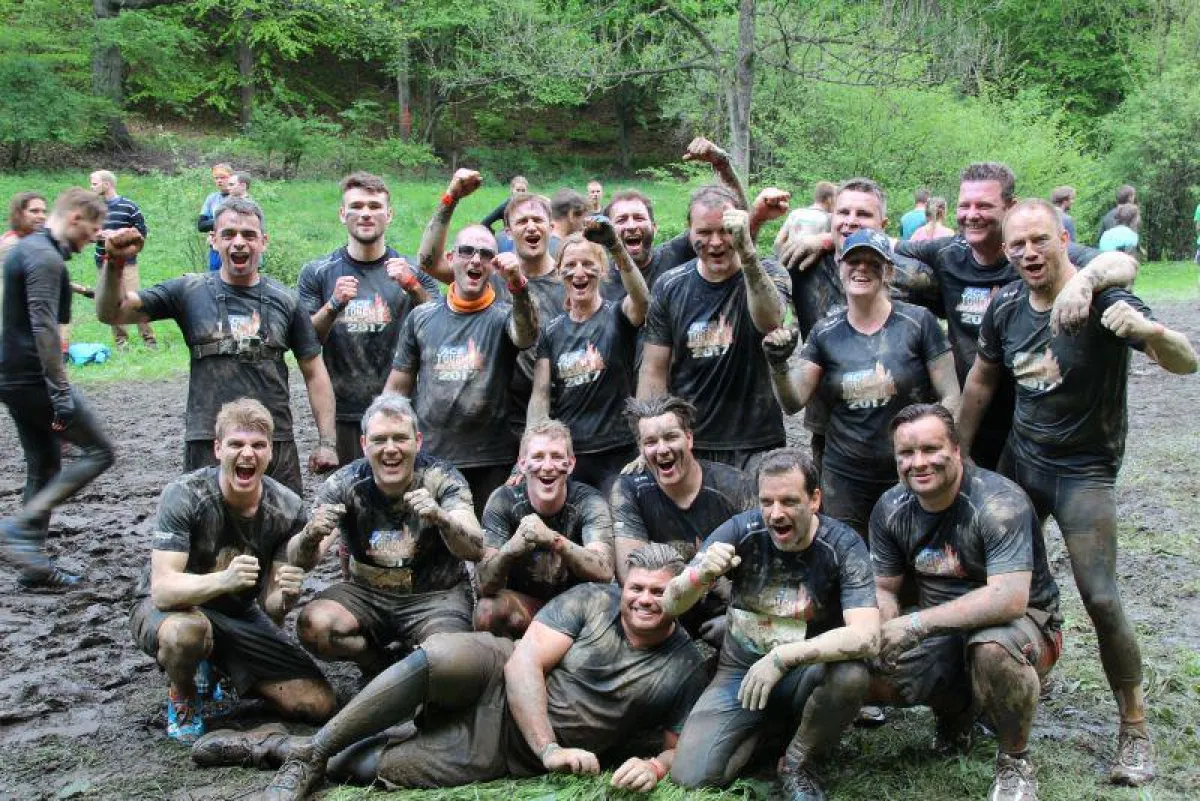 Das Team der ACE Stoßdämpfer GmbH beim Hindernisevent Tough Mudder