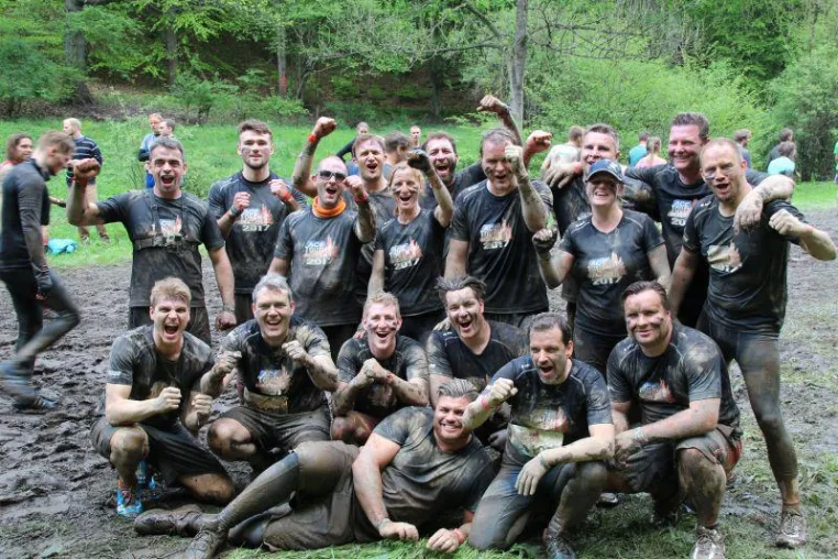 Bild: Teamwork vom Start bis zum Ziel: ACE bei Tough Mudder 2017