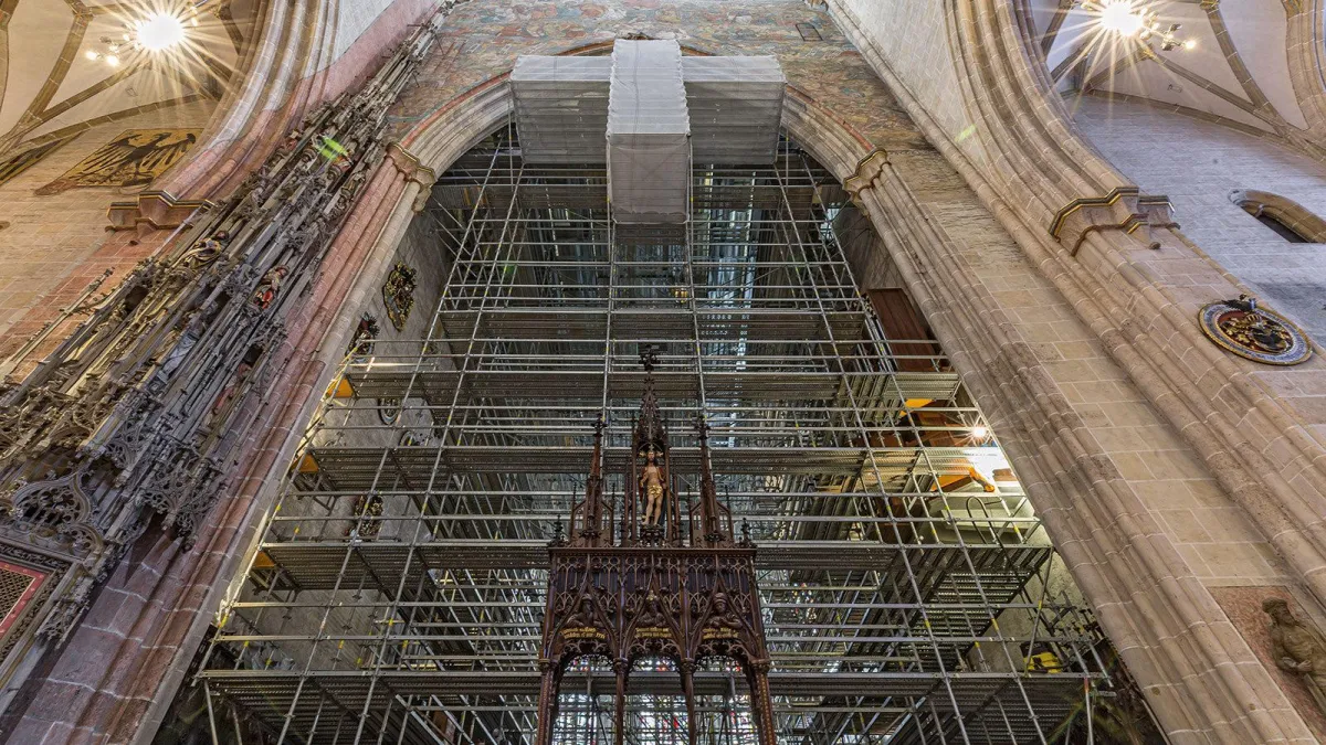 Das 13.000 m³ große PERI UP Raumgerüst im Chorraum des Ulmer Münsters wurde freistehend ausgeführt.