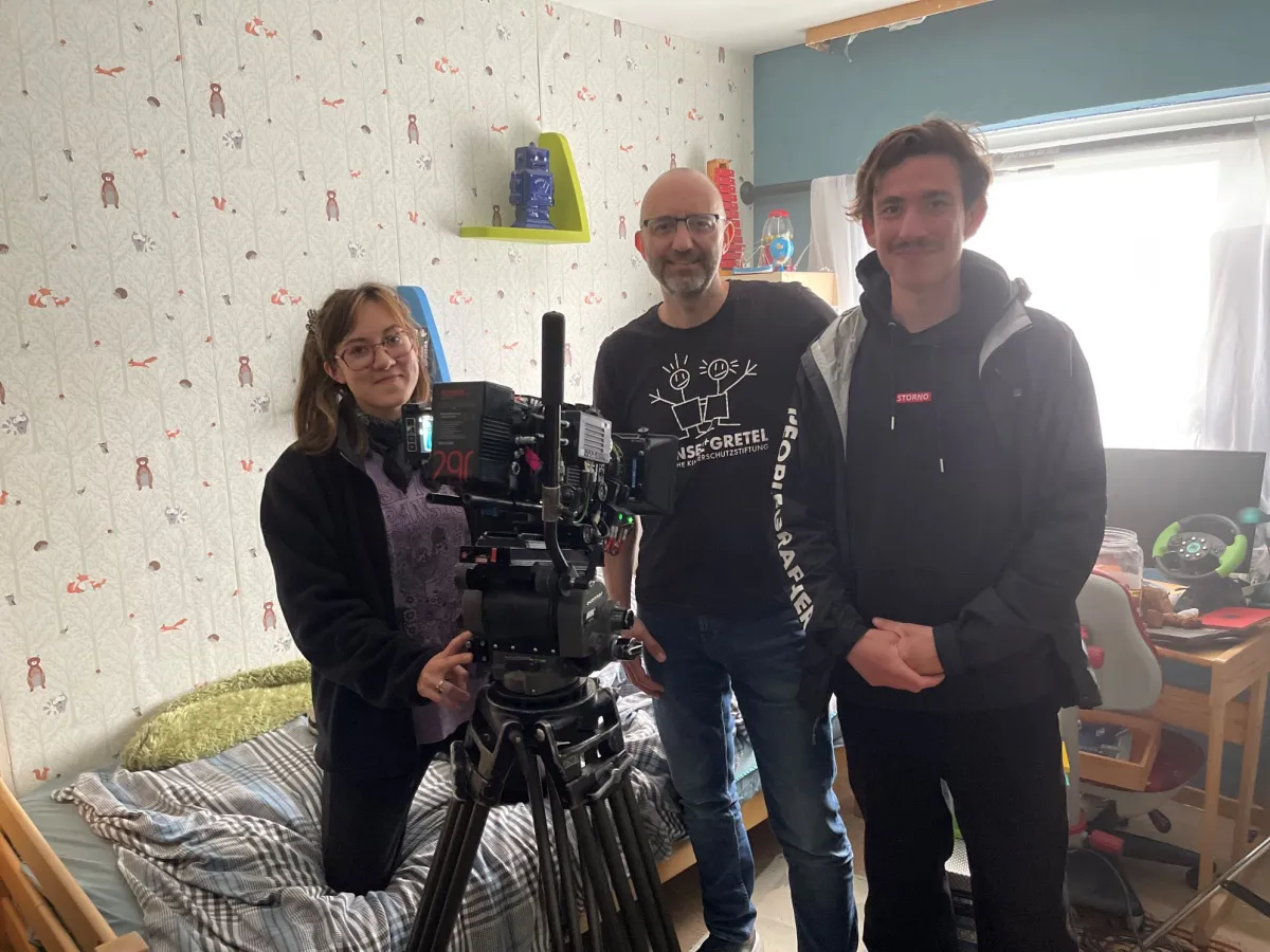 Anja Giele (Regie), Jerome Braun (Hänsel+Gretel) und Julius Wieler (Produzent) (© Deutsche Kinderschutzstiftung Hänsel+Gretel)