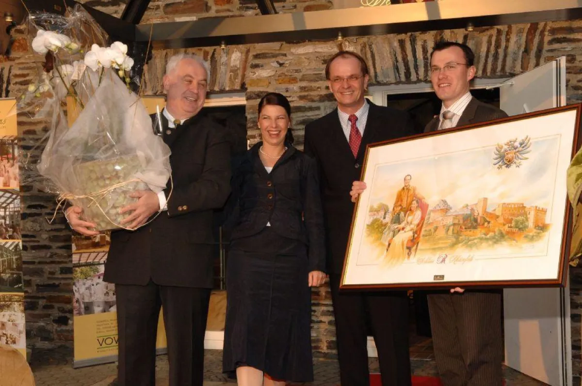 v. li. n. re. Arian Vorwerk (Firma VOWISOL), Petra und Gerd Ripp (Eigentümer Romantik Hotel Schloss Rheinfels) und Peter Vorwek (Firma VOWISOL) auf der Jubiläumsfeier im Romantik Hotel Schloss Rheinfe