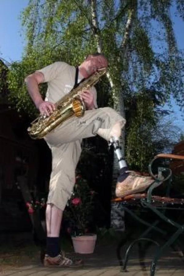 Kein Handicap: C.Sellmann spielt Saxophon