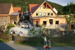 Bild: Mit dem Baby auf den Bauernhof - Ottonenhof bietet Bauernhoferlebnisse und Hotelservice zugleich