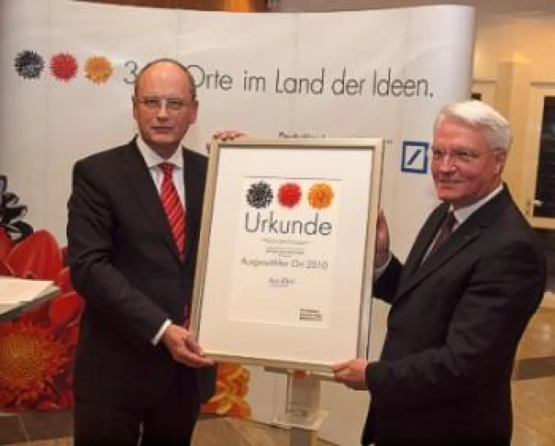 Gernold Spletter (Deutsche Bank) überreichte die Urkunde an Wolfgang Bitter (r.)