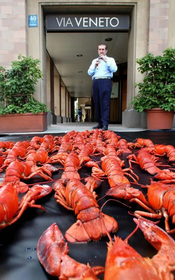 Aurelio Tomarelli, Inhaber des Via Veneto und Gastronom aus Leidenschaft als ?Hummerfänger? vor seinem Restaurant auf der Münchner Maximilianstraße