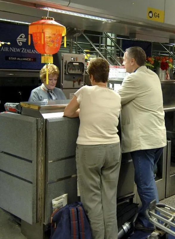 Rote Lampions grüßen am Check-in