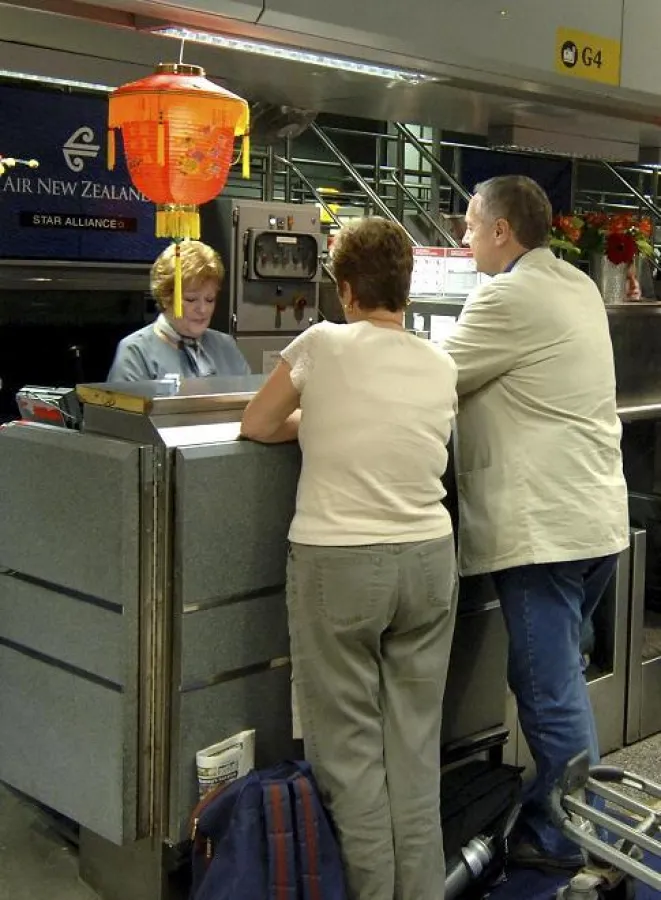 Rote Lampions grüßen am Check-in