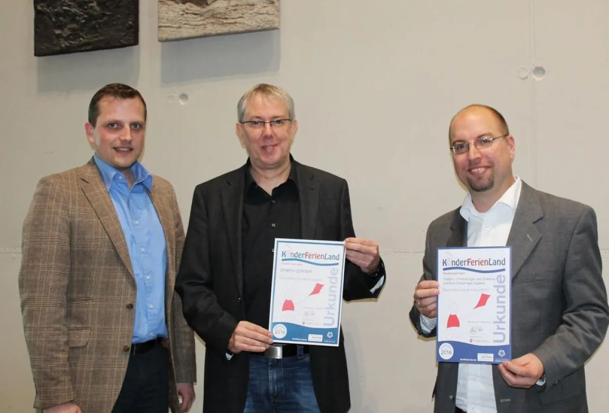 Uebergabe Urkunde Kinder Ferien Land an phaeno und paläon