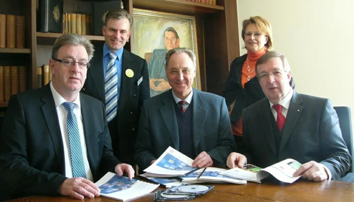 Egon Vaupel, Dr. Matthias Leder, Helmut Ziegler, Beate Hammerla und Burghard Loewe (von links nach rechts) bei der Vorstellung des Kompetenzatlas.