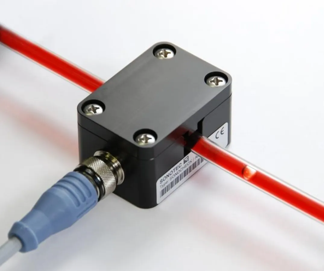 Auf Ultraschall basierende Blasendetektoren überwachen den Fluss kontaktfrei (Bild: Sonotec Ultraschallsensorik Halle GmbH)