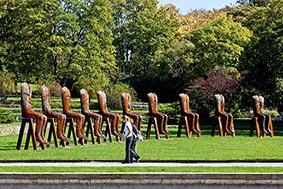 M. Abakanowicz, ?Ten Seated Figures?, 2010, ?Blickachsen 8?(2011), c Stift. Blickachsen & Künstlerin