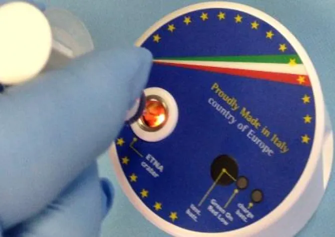 Bild: Vermeidung von Nadelstichverletzungen mit dem Nadel Entsorger