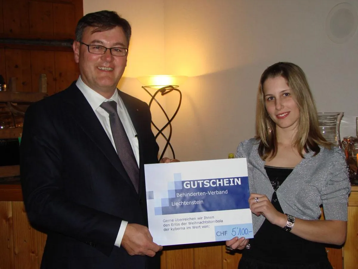 Freuen sich über die Spende an den LBV: Dr. Marco Ospelt (l.) und kyberna-Mitarbeiterin Melanie Spitz (r.)