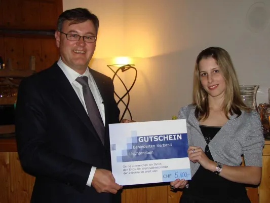 Bild: kyberna-Mitarbeiter spenden Erlös der Weihnachtstombola