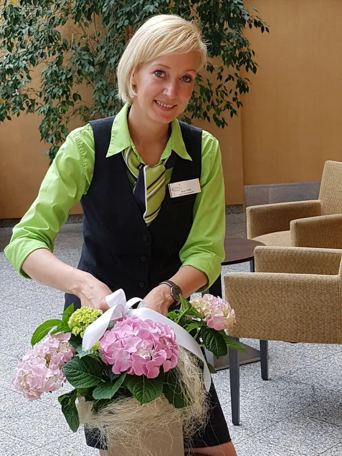 Bankettleiterin Anja Preiß bei der Vorbereitung einer Hochzeit (Parkhotel Rügen)