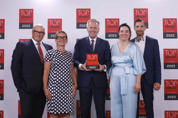Der Unternehmensberatung MeJuvante wird das Gütesiegel Top Consultant 2023 von Christian Wulff überreicht Bild: Der Unternehmensberatung MeJuvante wird das Gütesiegel Top Consultant 2023 von Christian Wulff überreicht