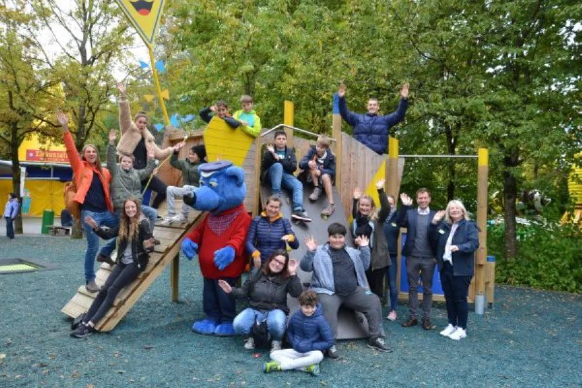 Mittendrin in Liebenau: Käpt´n Blaubär zusammen mit den Kindern der Don-Bosco-Schule